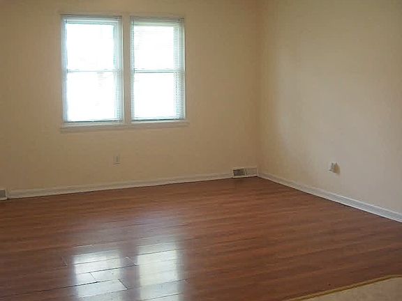Living Room w/ Ceiling Fan & Laminate Floor