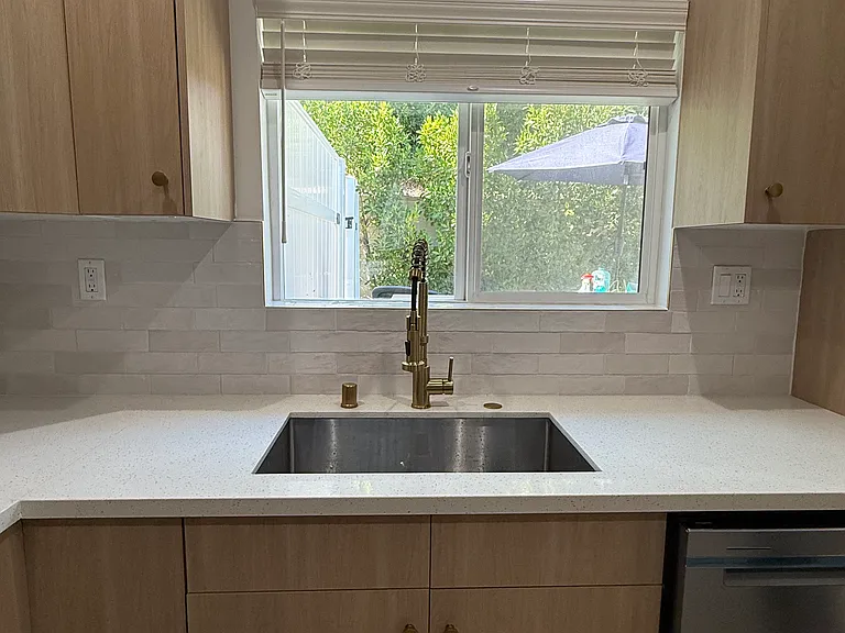 Quartz counter tops with elegant designs.