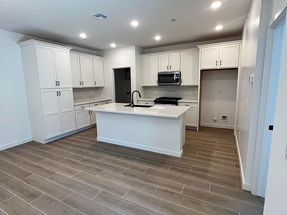 3rd image of 20620 W VERMONT Avenue