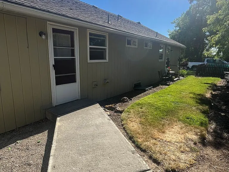 130 SW Canyon Dr #5 — Photo 9