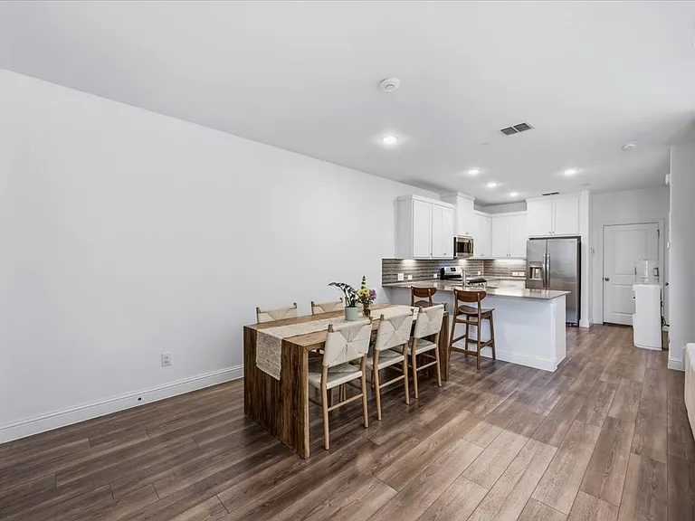901 Utica Dr — Photo 8