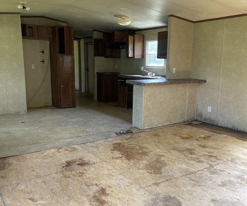 2nd image of 592 Monument Rd