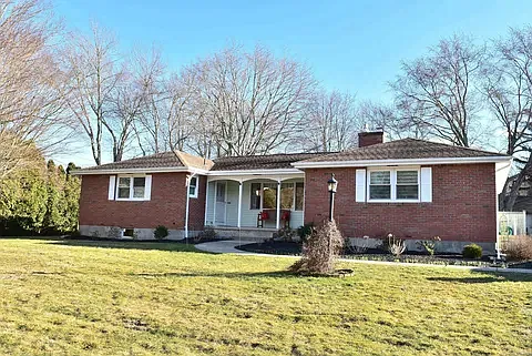 2 Colonial Dr — Photo 1