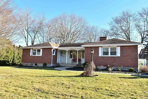 2 Colonial Dr Photo 1