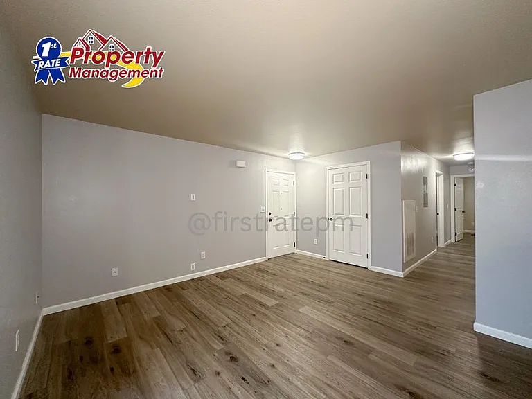 10042 W Garverdale Ln #201 — Photo 8