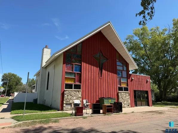 711 3rd St, Scotland, SD 57059