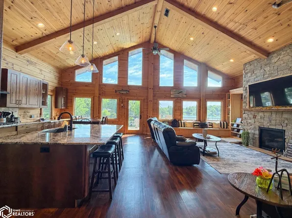 4214 W Lakeshore Dr, Brooklyn, IA 52211