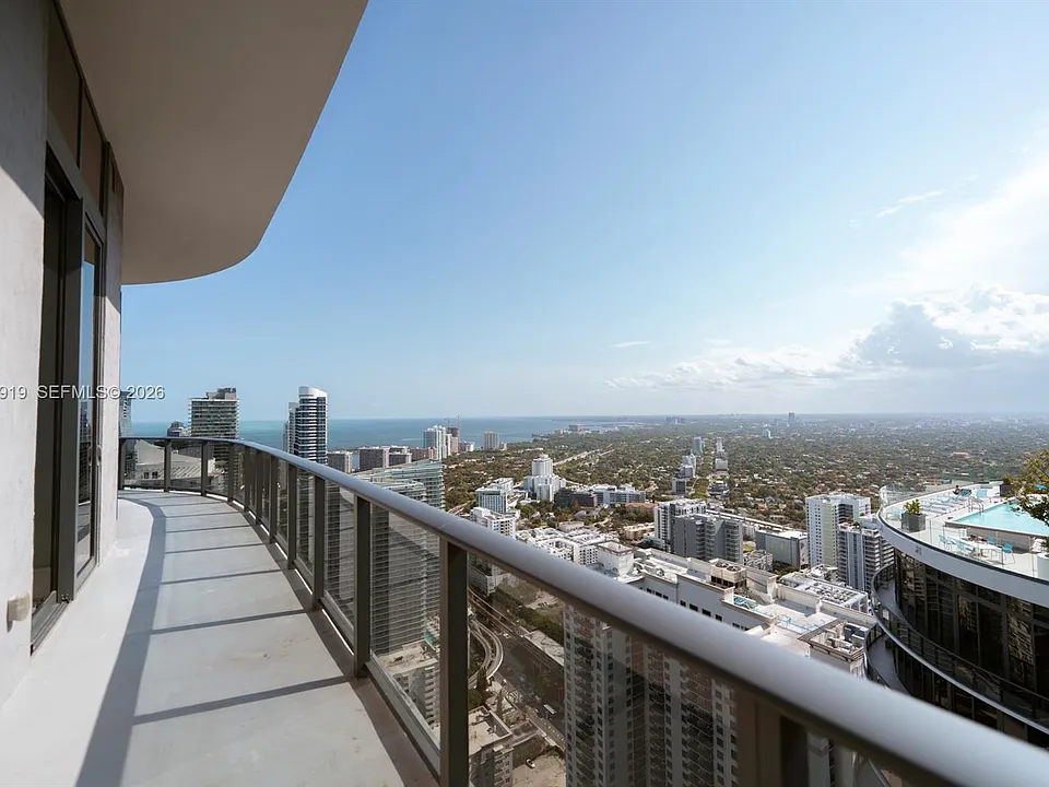 45 SW 9th St #4906