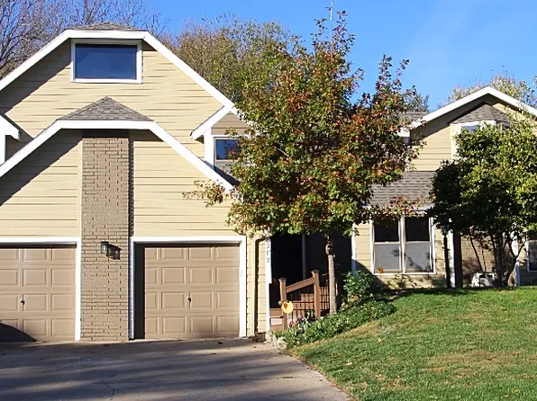 313 Settlers Dr, Lawrence, KS 66049