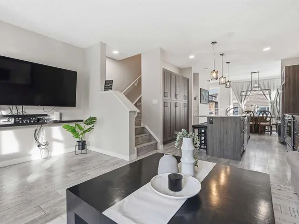 1071 NW Seton Cir SE, Calgary, AB T3M 2V9