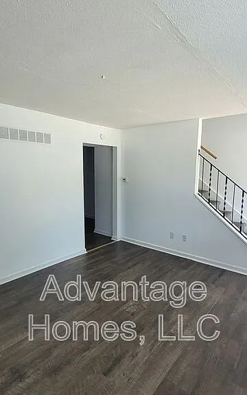 711 N 70th Ter — Photo 10