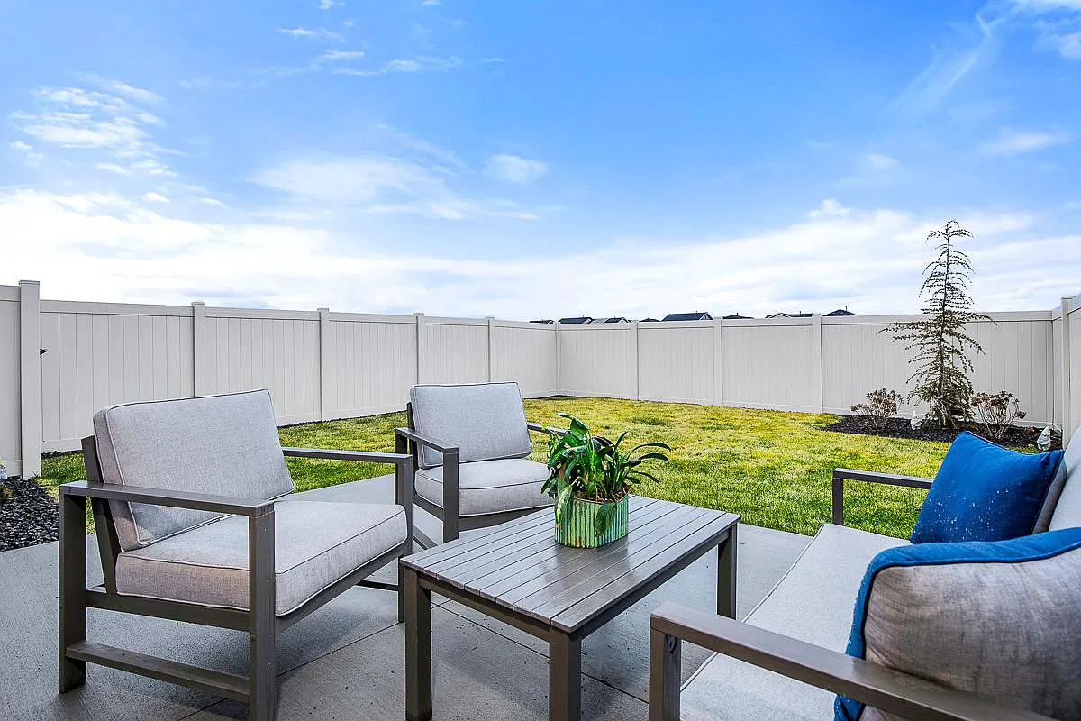 3 bed, 2.5 bath, 1829 sqft, $2,400 — Photo 4