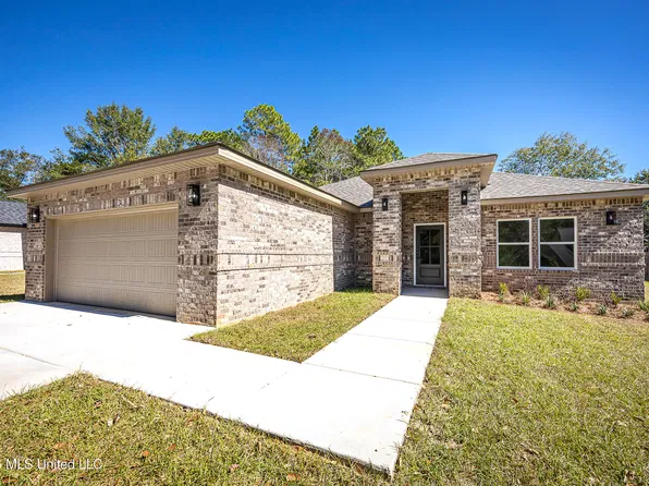 8904 Boxwood Ln, Gautier, MS 39553