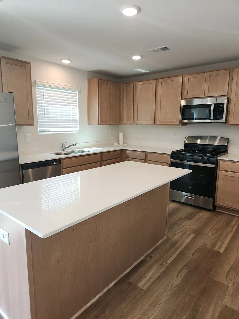 Beautiful 4 Bedroom 2.5 Bath with office space — Photo 3