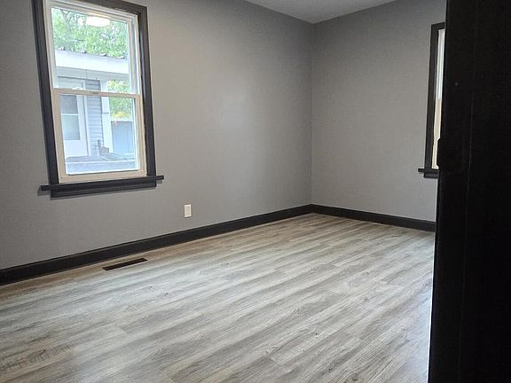 2nd image of 2854 Hancock St