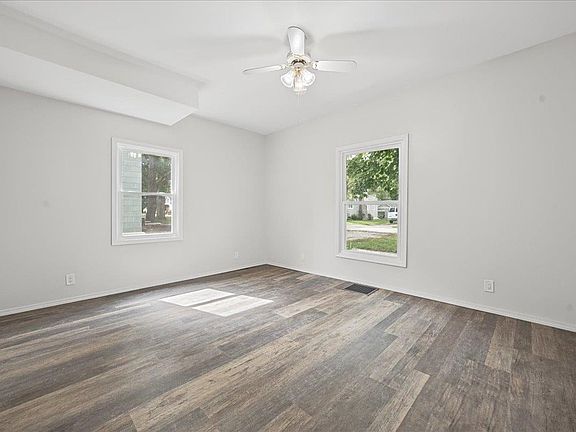 4th image of 105 S Shiawassee St