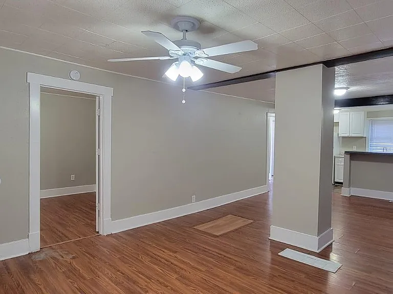 951 W Florence Ave — Photo 2