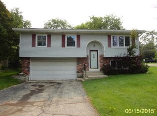 302 Meadow Ln, Lake In The Hills, IL 60156