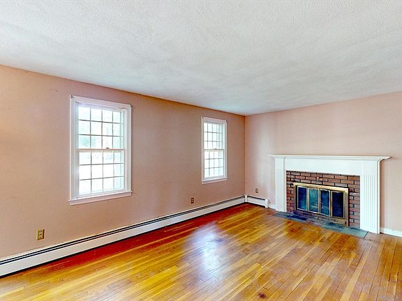 5th image of 85 Fox Hill Dr
