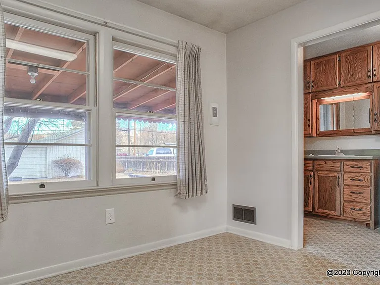 2622 Tremont St — Photo 7