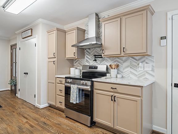 3rd image of 1066 Chateau Dr