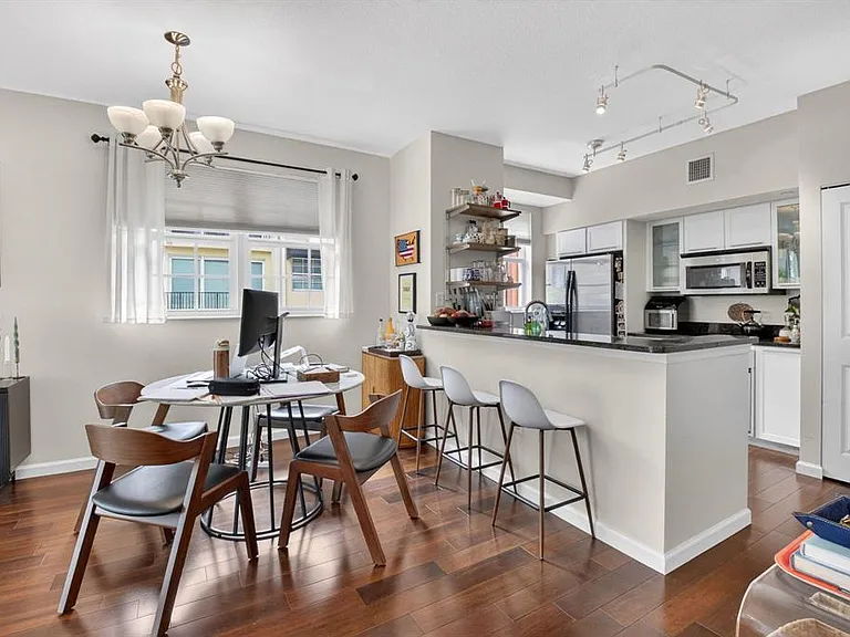225 NE 1st St #301 — Photo 7