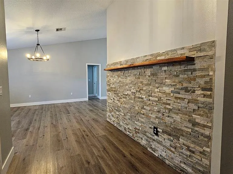 18720 Oak Way Dr — Photo 2