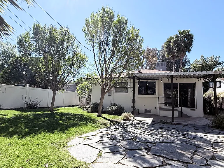 21907 & 21905 Providencia St — Photo 22