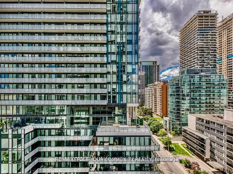 185 Roehampton Ave #409 — Photo 37