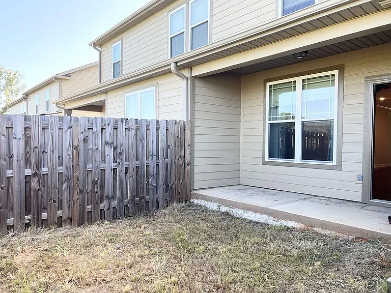 594 Vinings Dr — Photo 12