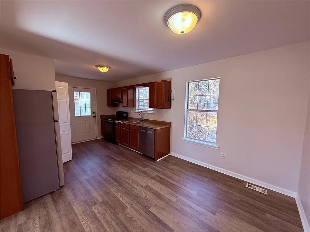 4 bed, 2.0 bath, 1606 sqft, $1,995 — Photo 3
