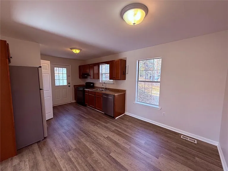 4825 Red Oak Dr — Photo 3