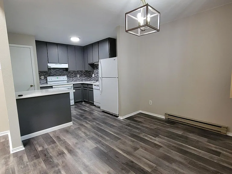 630 S Sherwood St #25 — Photo 5