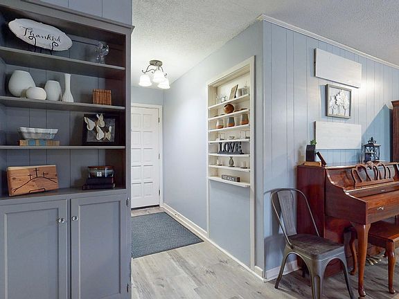3rd image of 906 Japonica Dr