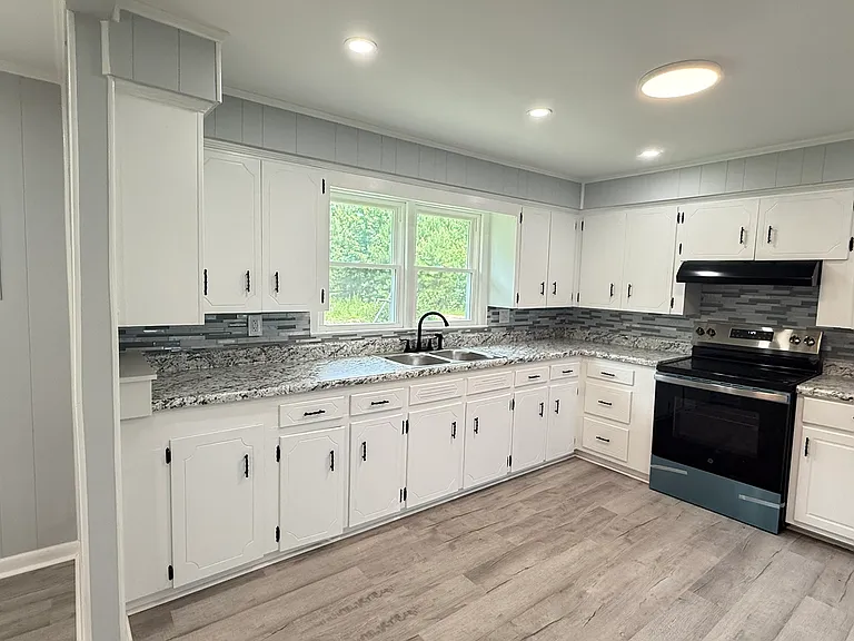 215 Newton Ln — Photo 27