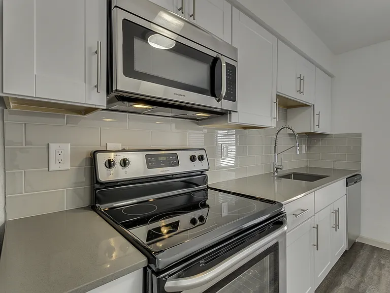 $0 First Month Rent! Remodeled 2 Bed Casita w/ Private Patio, W/D & Pool — Photo 12