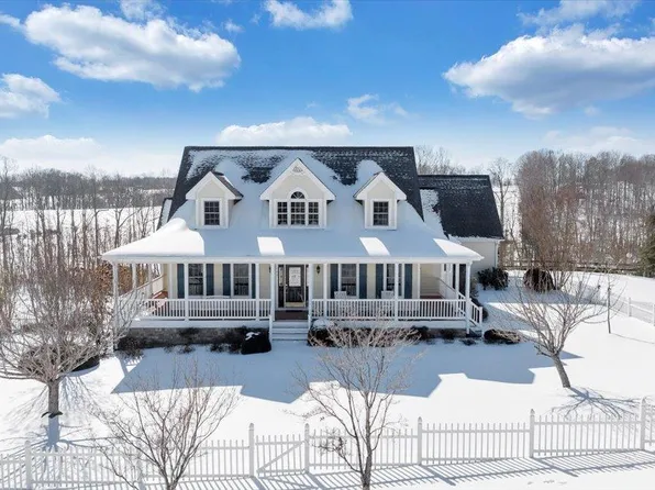 100 Greystone Dr, Wirtz, VA 24184