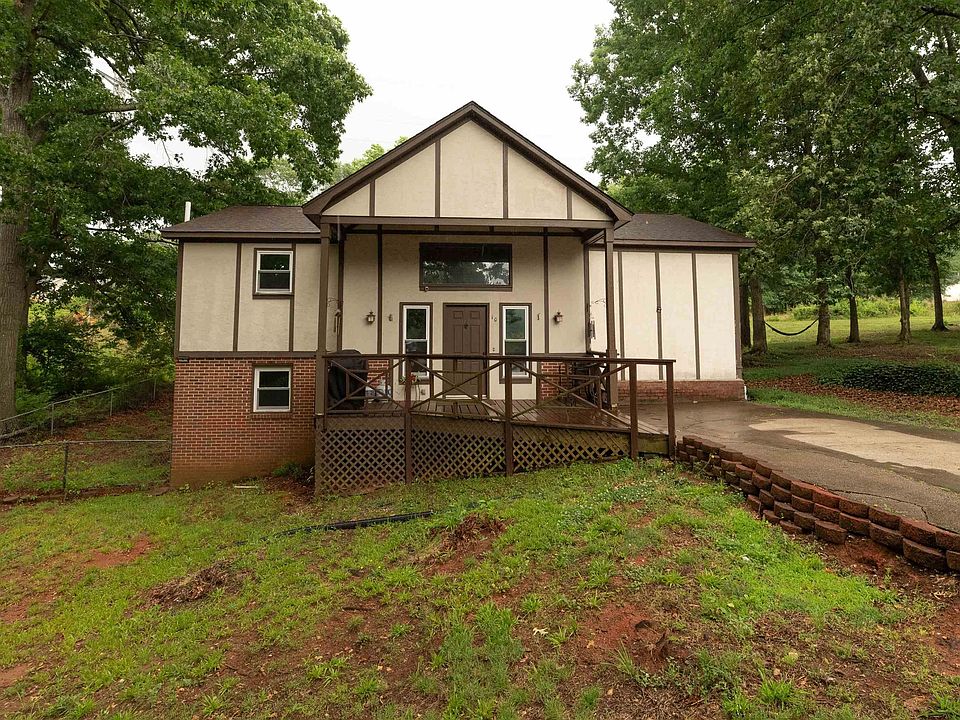 1st image of 10 Danbury Ln
