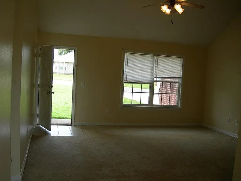 690 Zachary St — Photo 3