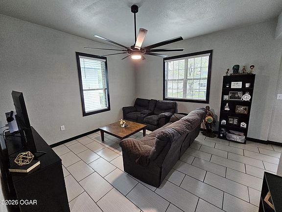 5th image of 618 8th St