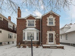 1328 Lakepointe St, Grosse Pointe, MI 48230