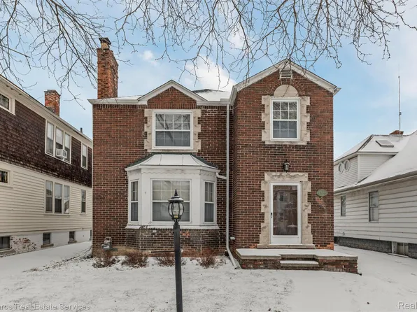 1328 Lakepointe St, Grosse Pointe, MI 48230