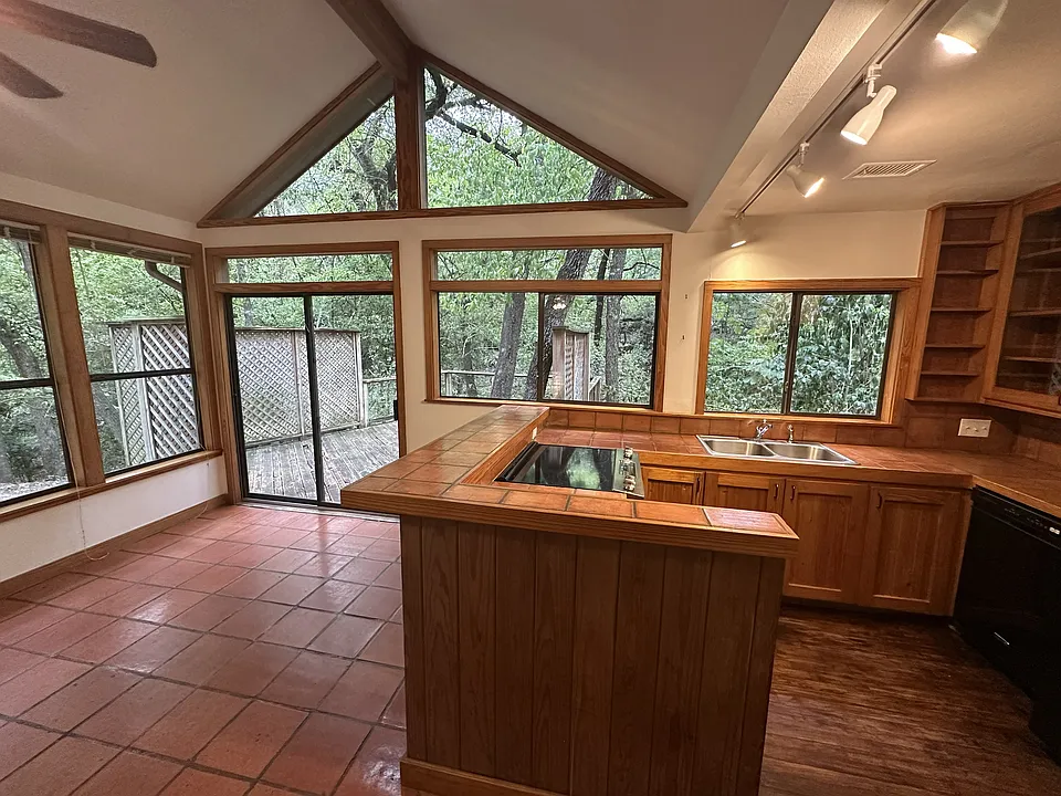5217 Mount Bonnell Rd