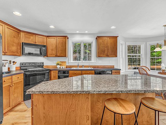 3rd image of 11 Goldenwood Drive