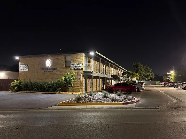 Town Creek Apartments — Photo 1