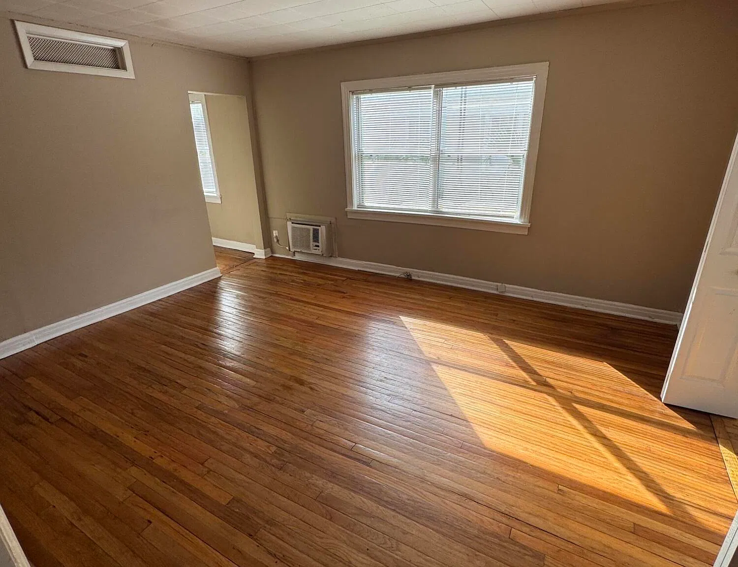1 bed, 1.0 bath, 718 sqft, $950 — Photo 2