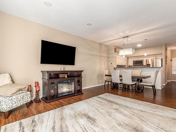 5th image of 87 Oakton Dr