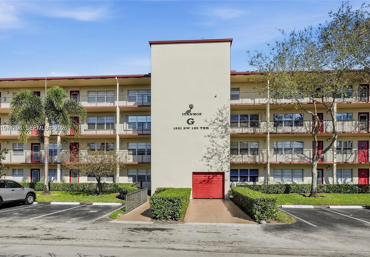 Ivanhoe West At Century V — Photo 1
