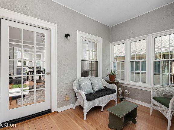 3rd image of 4941 Oakwood Ave