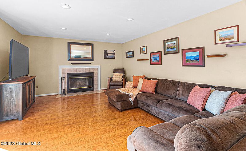 4th image of 30 Erie Drive